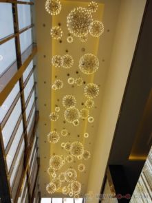 點(diǎn)亮空間的藝術(shù) Moooi 創(chuàng)意煙火系列 LED 火花球吊燈